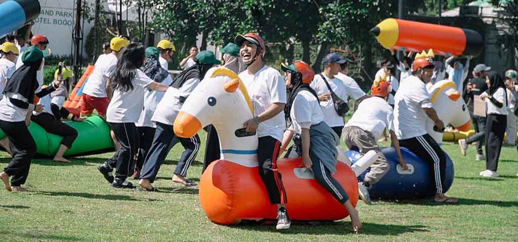 Peserta gathering menikmati Inflatable Games di area terbuka
